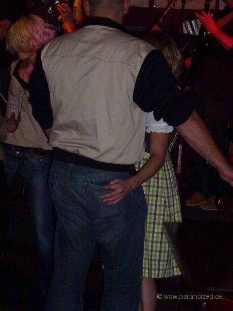 Podium 2012 Wiesn Tag 42.jpg - Der Griff zur Brieftasche!! Sie sind wohl nicht etwa verheiratet? ;)